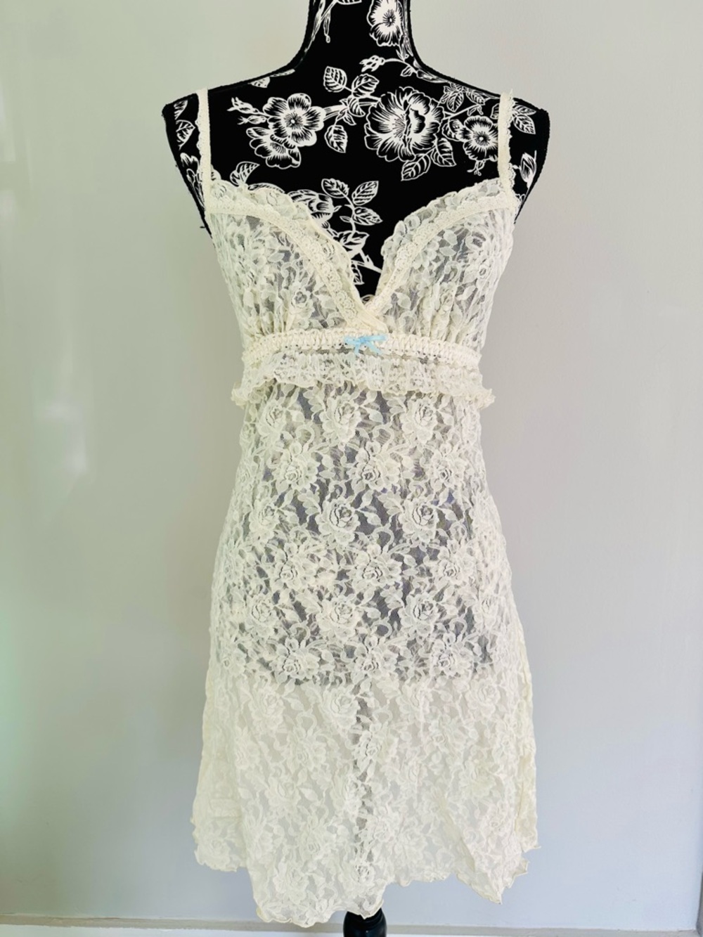Vintage cream lace slip/intimates/sleepwear